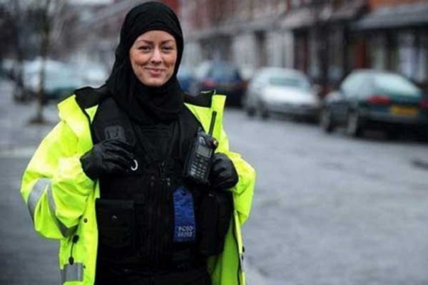 شرطية هولندية تشكو منعها من ارتداء الحجاب