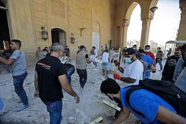 بالفيديو... لبنانيون ينظفون مسجد 