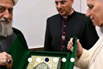"الشيخ علي الخطيب" يقدّم بابا الفاتیکان نسخة من كتاب "نهج البلاغة"