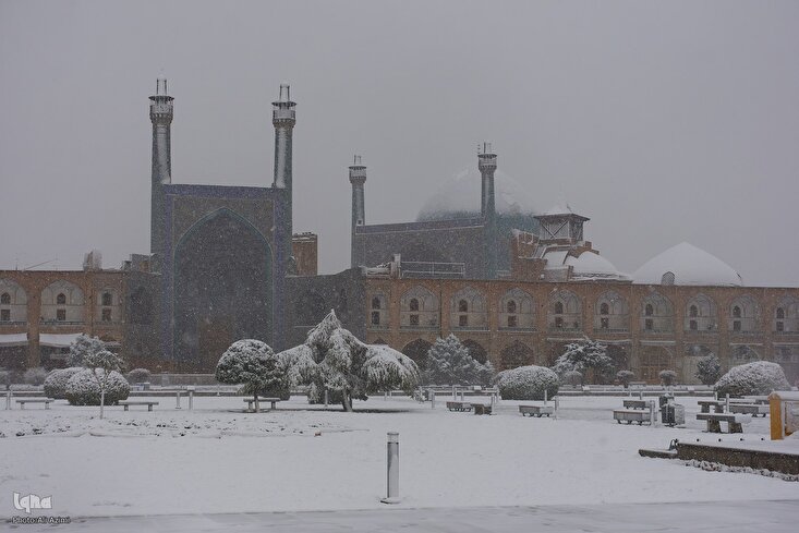 ইসফাহানকে শীতের চিত্রপটে পরিণত করেছে শরৎকালীন তুষারপাত