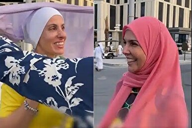 Weibliche nicht-muslimische Fans im WM probieren Kopftuch an+ Video