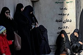 حضور مردم عزادار کرمان در مقابل «بیت الزاهرا(س)»