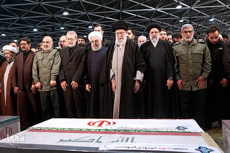 اقامه نماز رهبر انقلاب بر پیکر مطهر شهید سپهبد قاسم سلیمانی و یاران مجاهدش