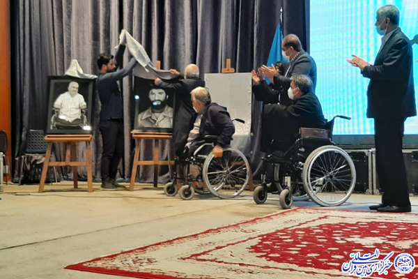 نخستین نمایشگاه آثار پرتره سیاه قلم تمثال شهدا در کرج رونمایی شد + عکس