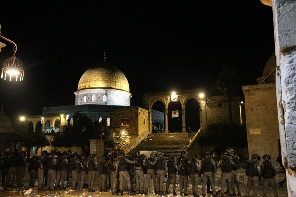 برپایی مراسم اعتکاف مسجد الاقصی با حضور 90 هزار فلسطینی/زخمی شدن 100 نفر دیگر در یورش نظامیان صهیونیست