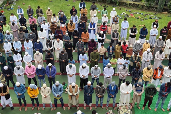 اقامه نماز عید فطر در مساجد کشمیر با رعایت اصول بهداشتی + عکس