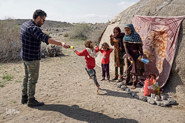 توزیع اقلام غذایی و دارویی در میان بیماران کرونایی مناطق محروم