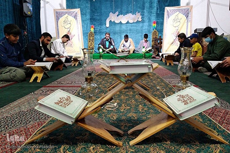 جزءخوانی و تفسیر قرآن در آستان مقدس علی ابن حمزه (ع) شیراز‎‎