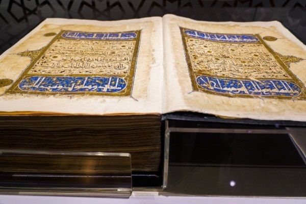 نمایش نسخ خطی نادر از قرآن کریم در نمایشگاه اسفار