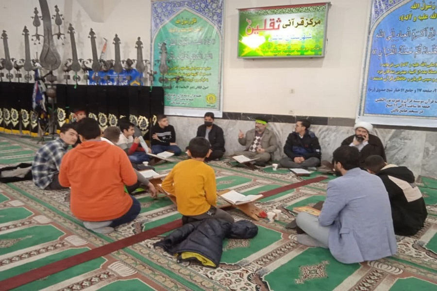 کلاس آموزش قرآن در مسجد