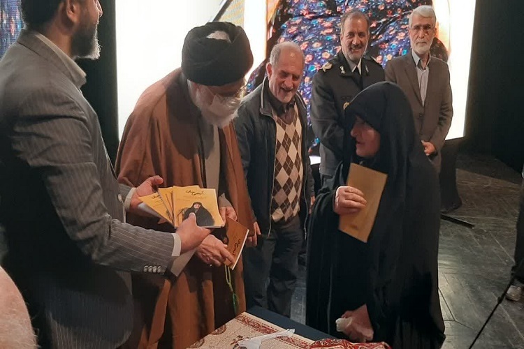 آیین نکوداشت مادر شهیدان کریم‌بخش در بندر انزلی برگزار شد