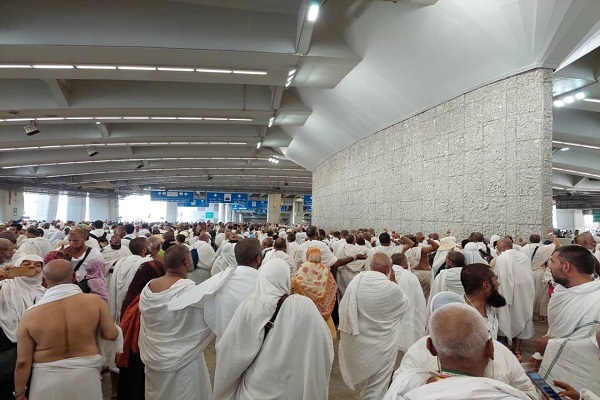 استقرار زائران ایرانی در چادرهای منا