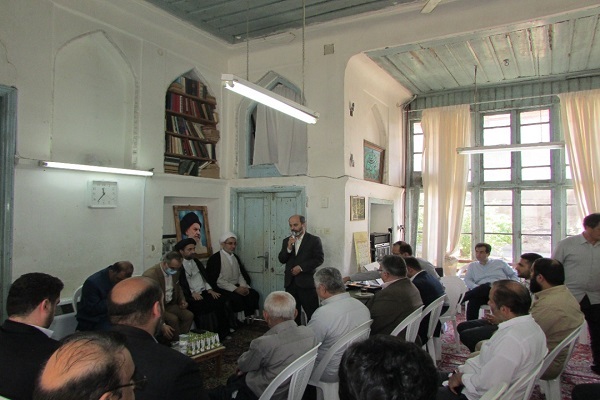 نصب پلاک افتخار &laquo;خانه نور&raquo; در بیت آیت&zwnj;الله رودباری