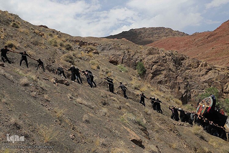 حسینیه ایران؛ نخل‌گردانی روز عاشورا در روستای ابیانه