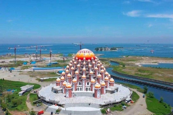 مسجد 99 گنبد اندونزی؛ جاذبه‌ای در گذرگاه آبی اقیانوس آرام + فیلم و عکس