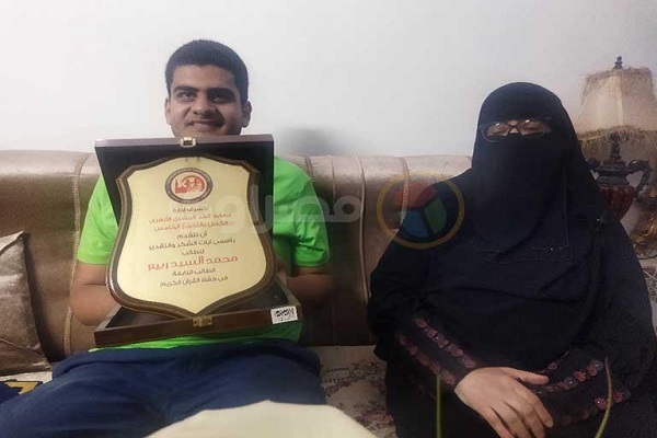 نوجوان اوتیستیک مصری حافظ قرآن شد + فیلم