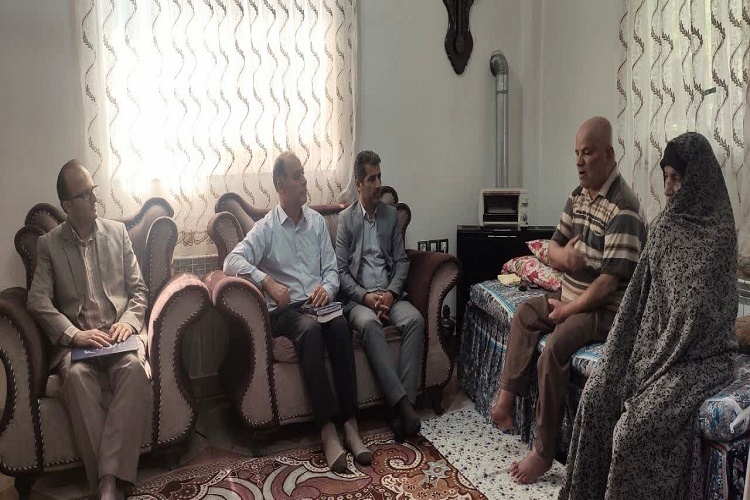 دیدار سرپرست معاونت فرهنگی گیلان با خانواده شهید قرآنی