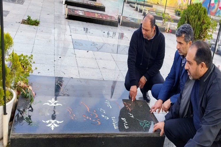 ادای احترام جهادگران سازمان جهاددانشگاهی گیلان به شهدای دانشجو ادای احترام جهادگران سازمان جهاددانشگاهی گیلان به شهدای دانشجو