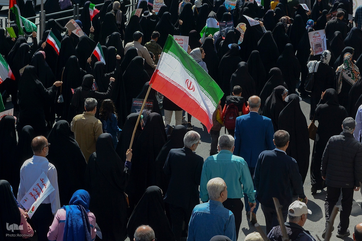 حضور مربیان و اعضای جلسات خانگی قرآن در راهپیمایی روز قدس + فیلم