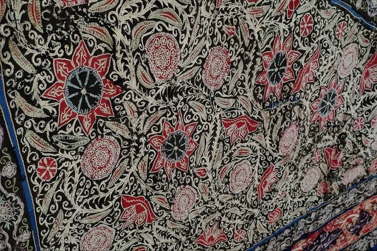 احیای عَلَم رشتی دوزی امام حسین(ع) در رشت احیای عَلَم رشتی دوزی امام حسین(ع) در رشت