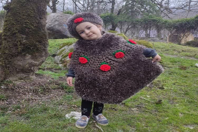 دختر 3 ساله هدیه‌ خود را تقدیم آستان بی‌بی حوریه بندرانزلی کرد