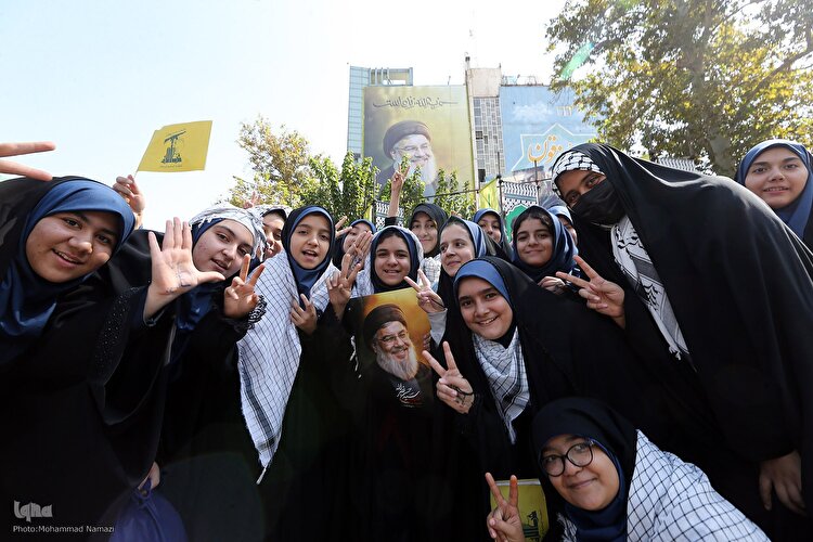 تجمع بزرگ دانش آموزان در حمایت از حزب الله لبنان