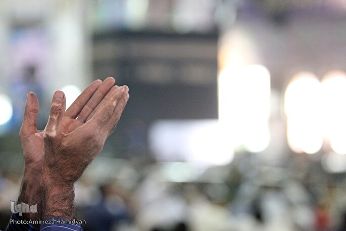 مقید به قید او