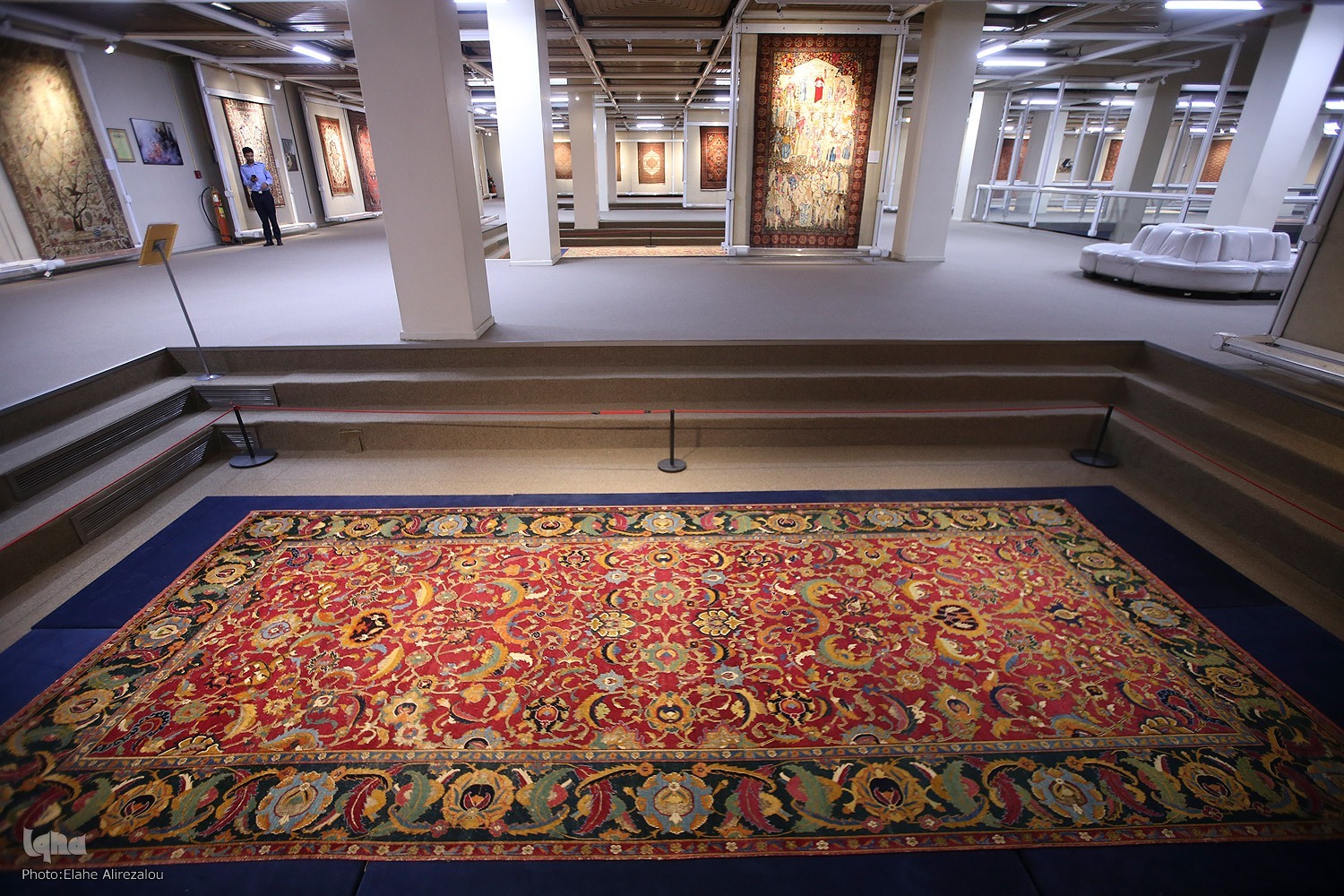 از «فرش» چشم به جهان می‌گشاییم 