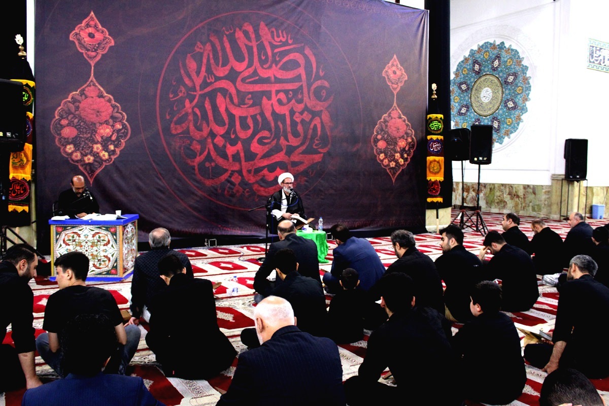 مراسم احیای قرآنی شب عاشورا در مصلی رشت مراسم احیای قرآنی شب عاشورا در مصلی رشت