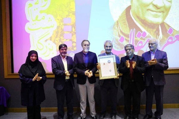 نشان درجه‌یک هنری به «جعفر دهقان» اهدا شد