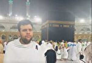 Lecture du Coran à proximité de la sainte Kaaba