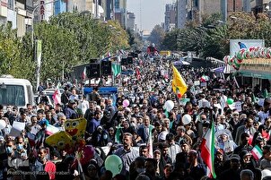 Iran: in milioni scendono per strada per ricordare presa 