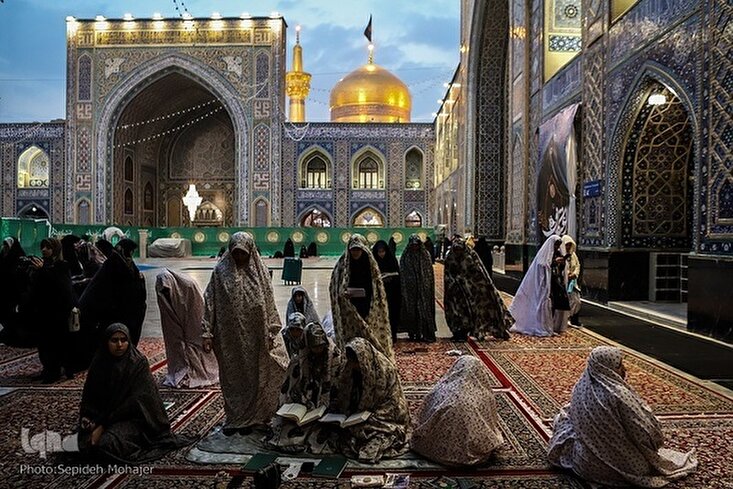 Jemaah itikaf di wilayah Makam Razavi Mashhad