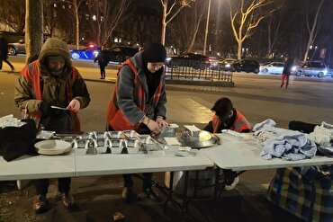 Paris’te ‘Hüseyin Kimdir?’ adlı küresel yardım kuruluşu evsizlere sıcak yemek dağıttı