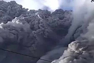 印度尼西亚穆斯林在火山喷发期间的反应+视频